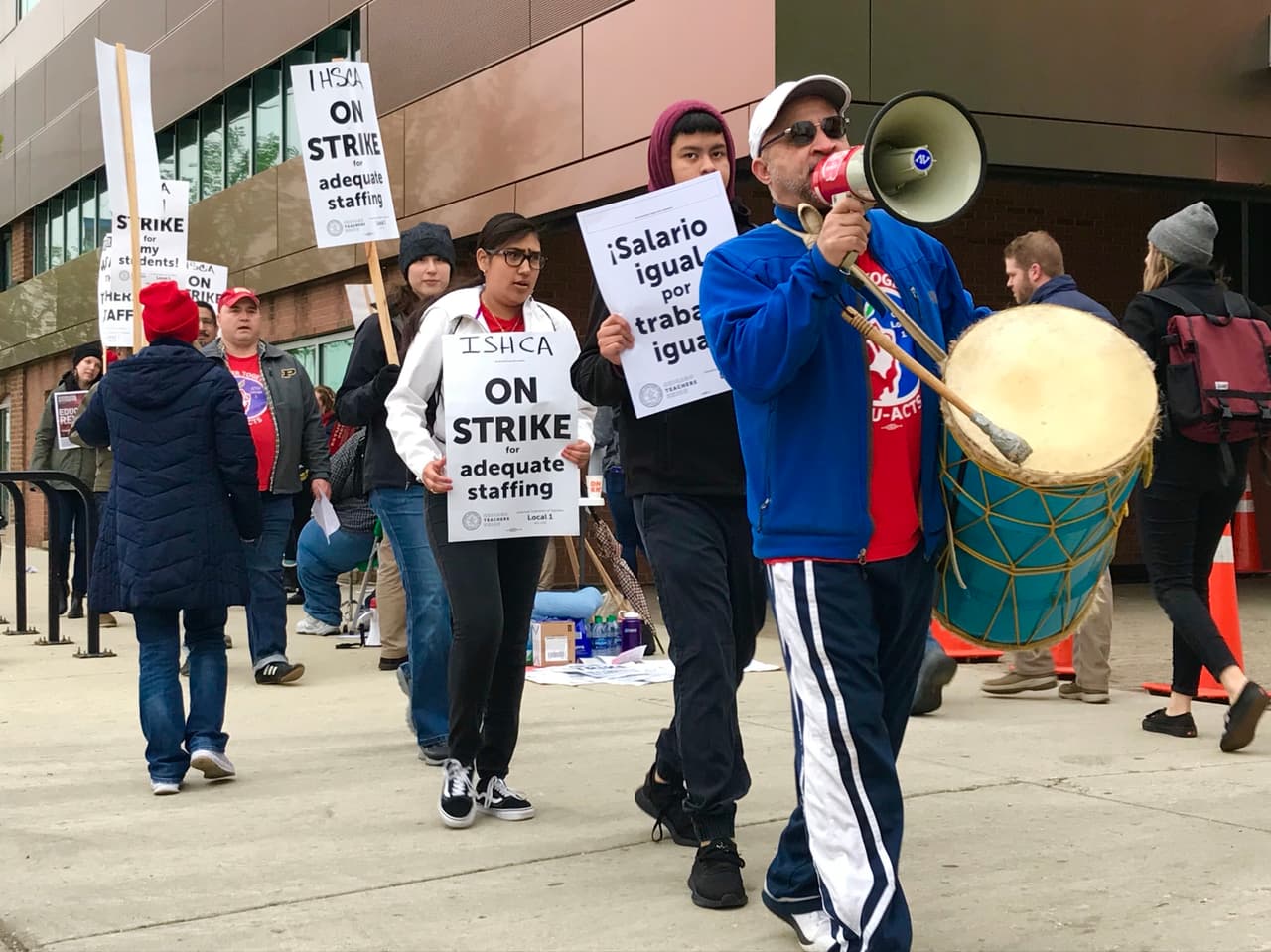 Protestan con altavoz y pancartas contra las condiciones laborales que viven. Piden mejores salarios.