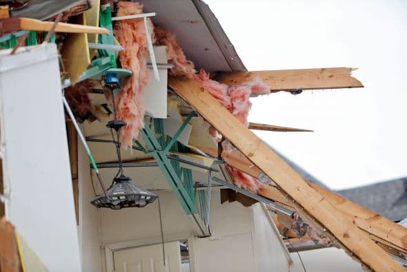 Dos personas perdieron la vida y sobre una veintena resultaron heridas luego del paso de fuertes tornados que tocaron tierra en los poblados de Rochelle y Fairdale a unas 80 millas al noroeste de Chicago la noche del jueves. Rescatistas continúan en la búsqueda de personas desaparecidas entre los escombros.