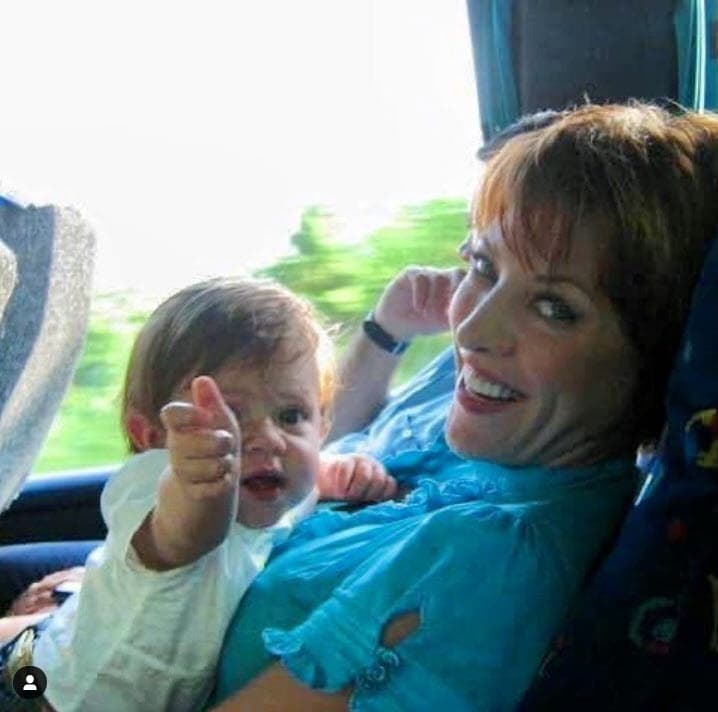 "Me encantaría pero va a estar difícil, yo creo que todavía hay que cuidarnos […] No tenemos que bajar la guardia, pero bueno, obviamente 
<b>le celebraré con poquitos amigos</b>, ya si puedo a los 16 le festejo en grande", finalizó en la entrevista.
<br>