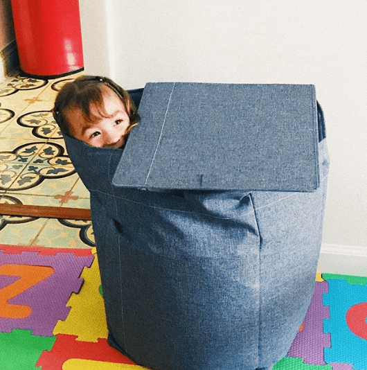 Alan se divierte con las ocurrencias de su hijita, y muestra esta simpática foto: "Cuando te escondes y piensas que nadie te ve".