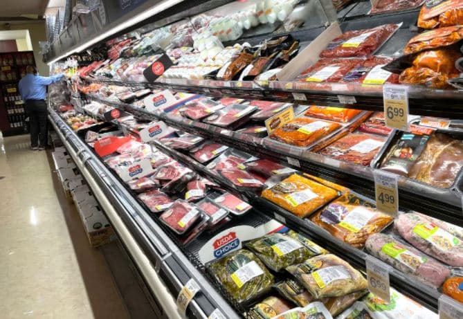 Economista da claves a hispanos para superar los efectos de la inflación en Tampa