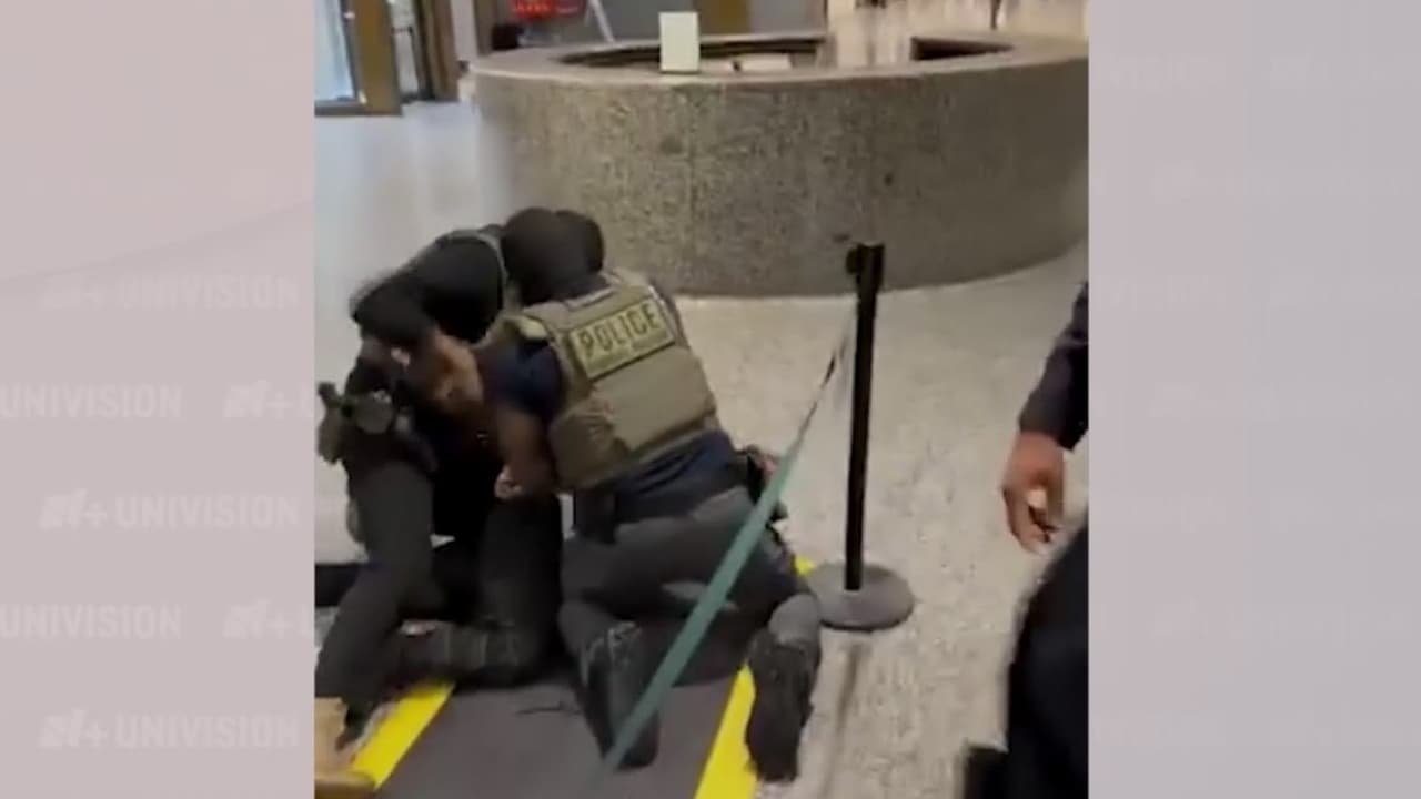 Agentes de 'ICE' entraron al interior de una corte del condado Cook persiguiendo a hombre