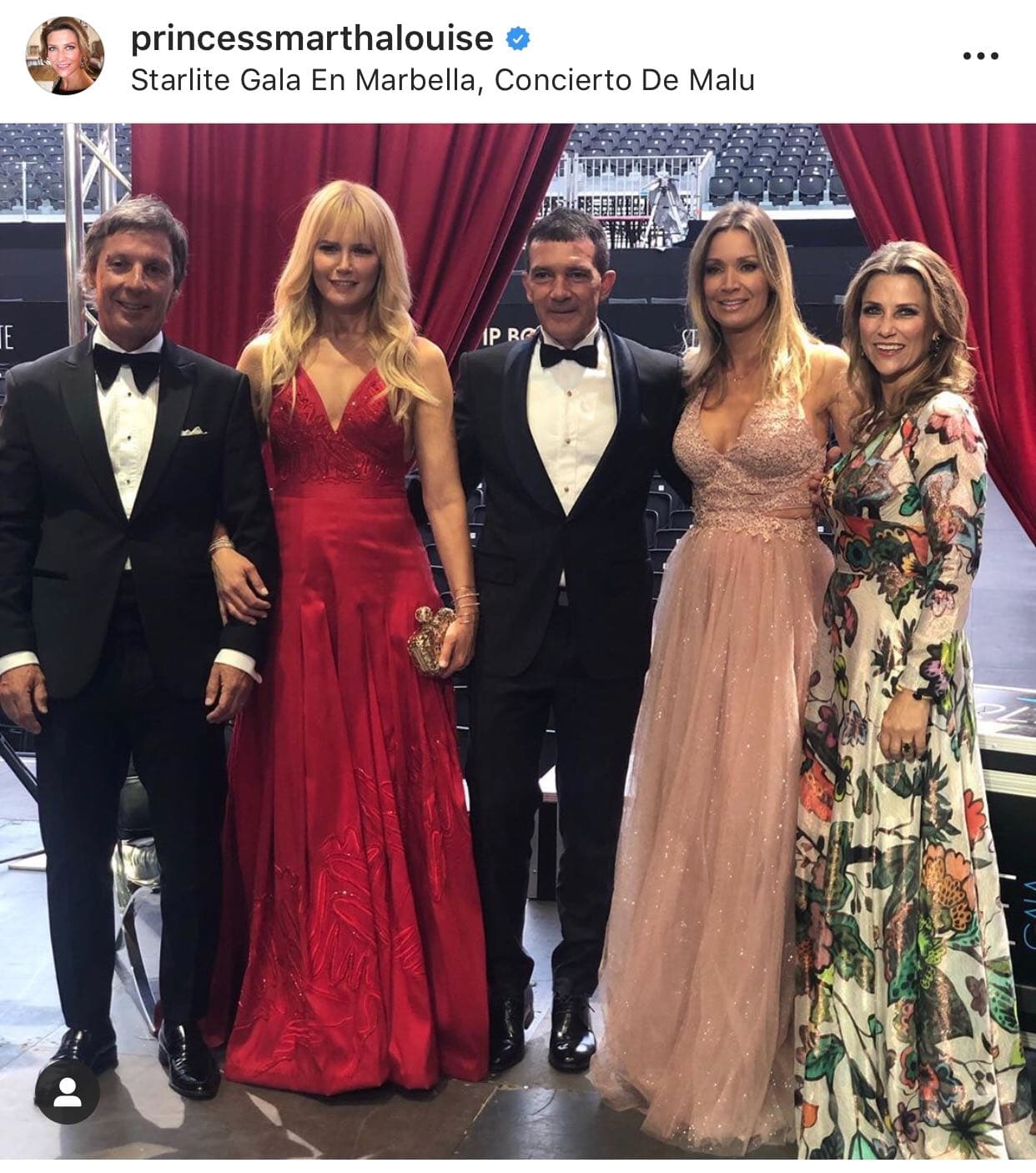 "Y (gracias) por 
<b><a href="https://www.univision.com/famosos/el-chaman-que-se-enamoro-de-una-princesa-no-tiene-apuros-en-casarse-y-ya-hay-algo-que-le-abruma-de-la-relacion-fotos" target="_blank">elegir a mi novia</a></b>, la princesa Märtha Louise, para el premio humanitario de tu organización de amor, Fundación Starlite, como invitada de honor en estos días mientras estaba en Marbella", escribió Durek.