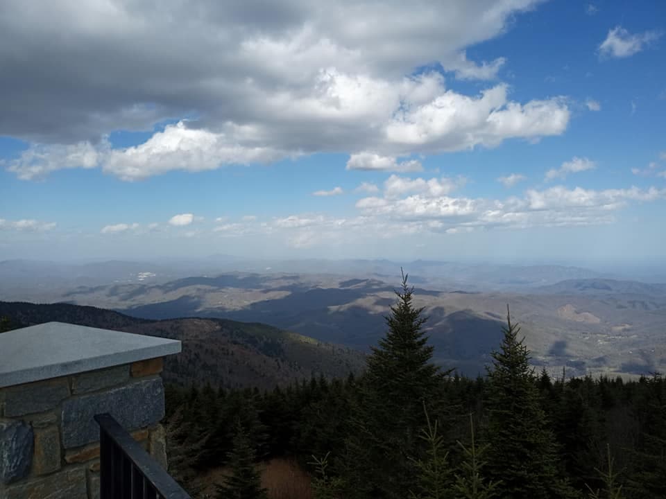 <a href="https://www.ncparks.gov/state-parks/mount-mitchell-state-park"><b>Mount Mitchell State Park</b></a>. La extensa red de senderos del parque permite a los excursionistas conocer de cerca el pico más alto del este. Si prefiere relajarse mientras disfruta de las impresionantes vistas desde la cima del monte Mitchell, un restaurante de servicio completo sirve a los visitantes hambrientos desde mayo hasta octubre.
<br>
<br>
<a href="https://goo.gl/maps/e6bhR8Y4FUre6cZY8"><b>Cómo llegar</b></a>