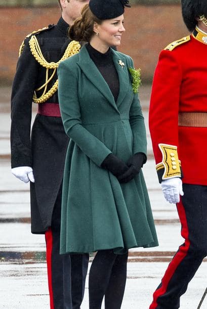 Por el clima del Reino Unido Kate debe recurrir a abrigos que la cubran del frío. Este tipo de pliegues a la mitad del abrigo te favorecen para disimular la pancita de embarazo.