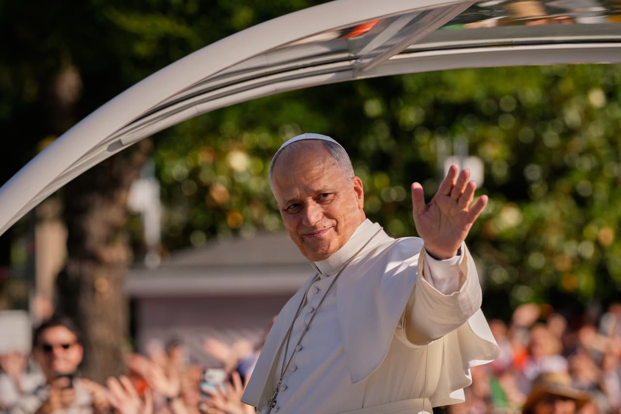 Este domingo 7 de junio, el papa León XIV presidió la misa con motivo de la festividad católica del Corpus Domini ante más de un millón de fieles. La celebración estuvo acompañada por una procesión en la que destacó una de las expresiones más emblemáticas de la piedad popular española: las tradicionales alfombras de flores.