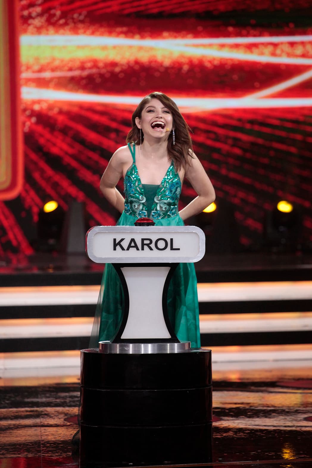 Llegó el momento de un último baile y Karol nuevamente fue la más feliz al ser la elegida.