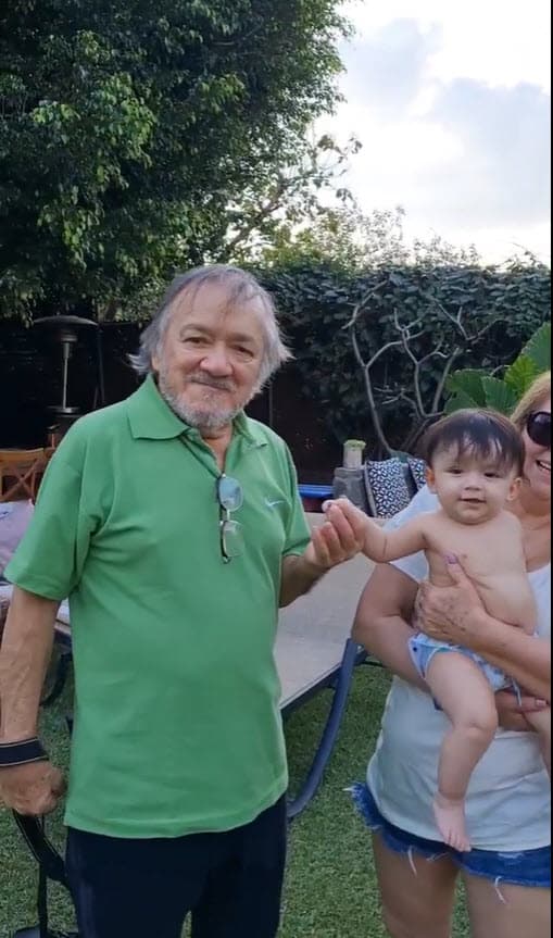 Supuestamente él, la actriz y el resto de su familia regresaron a la Ciudad de México 
<b><a href="https://www.univision.com/famosos/sherlyn-pasa-un-momento-muy-triste-en-sus-vacaciones-y-esta-es-la-razon-video" target="_blank">después de pasar unas vacaciones</a></b> en Los Cabos. Citando a un presunto "pasajero" de ese vuelo, del que no se reveló la identidad, se afirmó que se suscitó un escándalo en el viaje. 
<br>