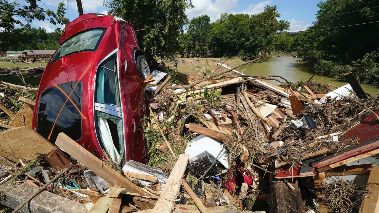 El Condado de Humphreys ha sido uno de los más afectados, según afirman las autoridades que intentan llegar a las zonas donde los niveles del agua no han permitido salir a los residentes. Más información aquí.