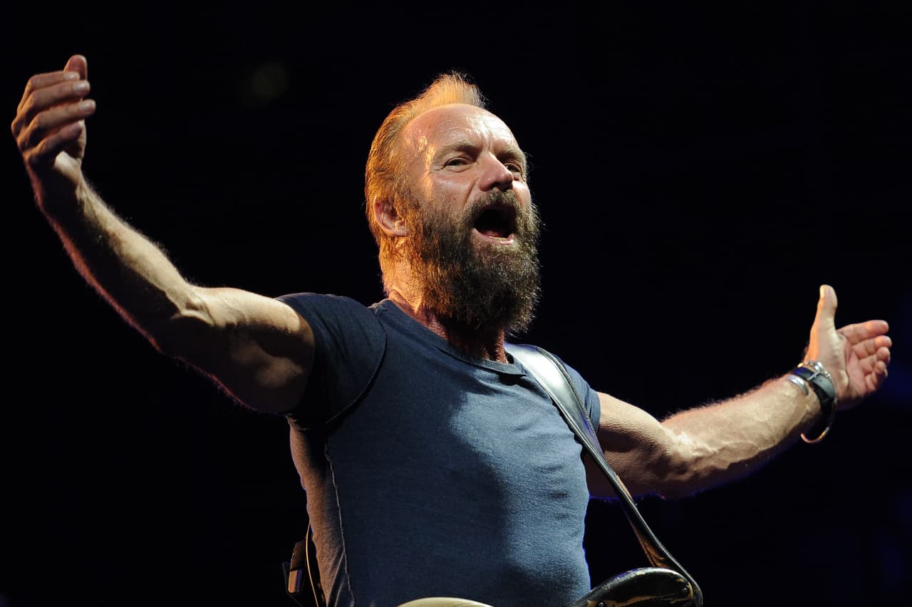 Cuyo objetivo es defender las selvas y las poblaciones indígenas del Amazonas. Como verán el cantante tiene un trabajo bastante demandante.