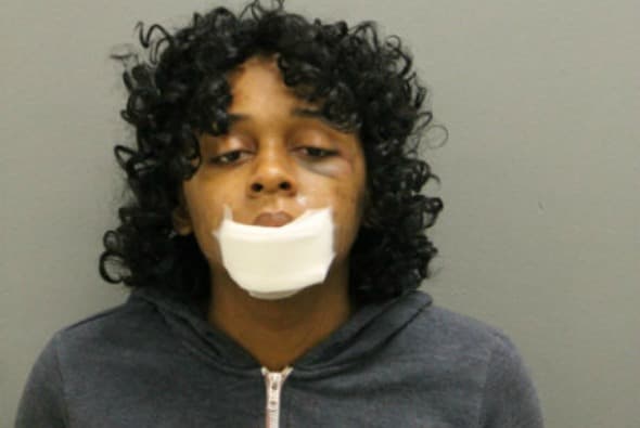 Mujer de Chicago es acusada de asesinato por arrollar y estrellar a una adolescente contra un árbol hasta matarla