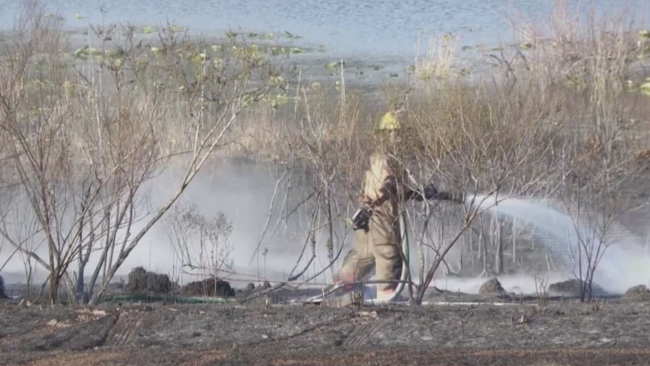 Bomberos controlan incendio de 2 acres en North Hiawassee Road