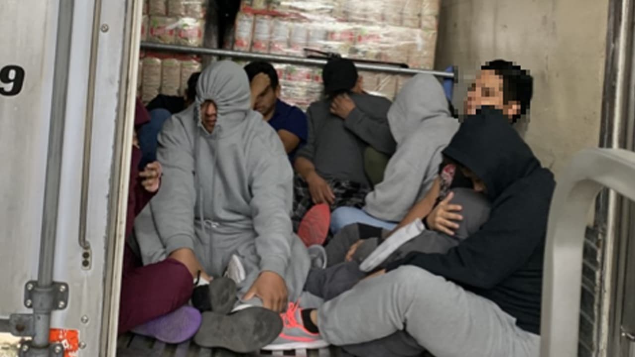 Ocultos entre pacas de harina, descubren a 75 inmigrantes en camión frigorífico