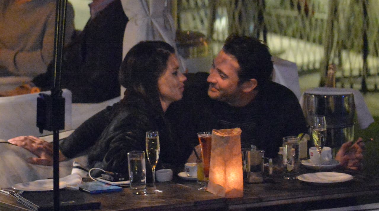 Adriana Lima rompió con el receptor de New England Patriots Julian Edelman hace sólo una semana. Sin embargo, se le vio besándose en un restaurante con el chico malo de los muchachos de Nueva York Mitch, Matt Harvey. Estas son las primeras fotos de la nueva pareja. La pareja llegó en yate y cenaron y tomaron champán por horas en el River Yacht Club el 15 de marzo de 2017, en Miami, Florida.