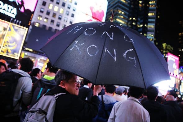 Muchas de ellas portaban paraguas, el símbolo de las protestas masivas en Hong Kong.