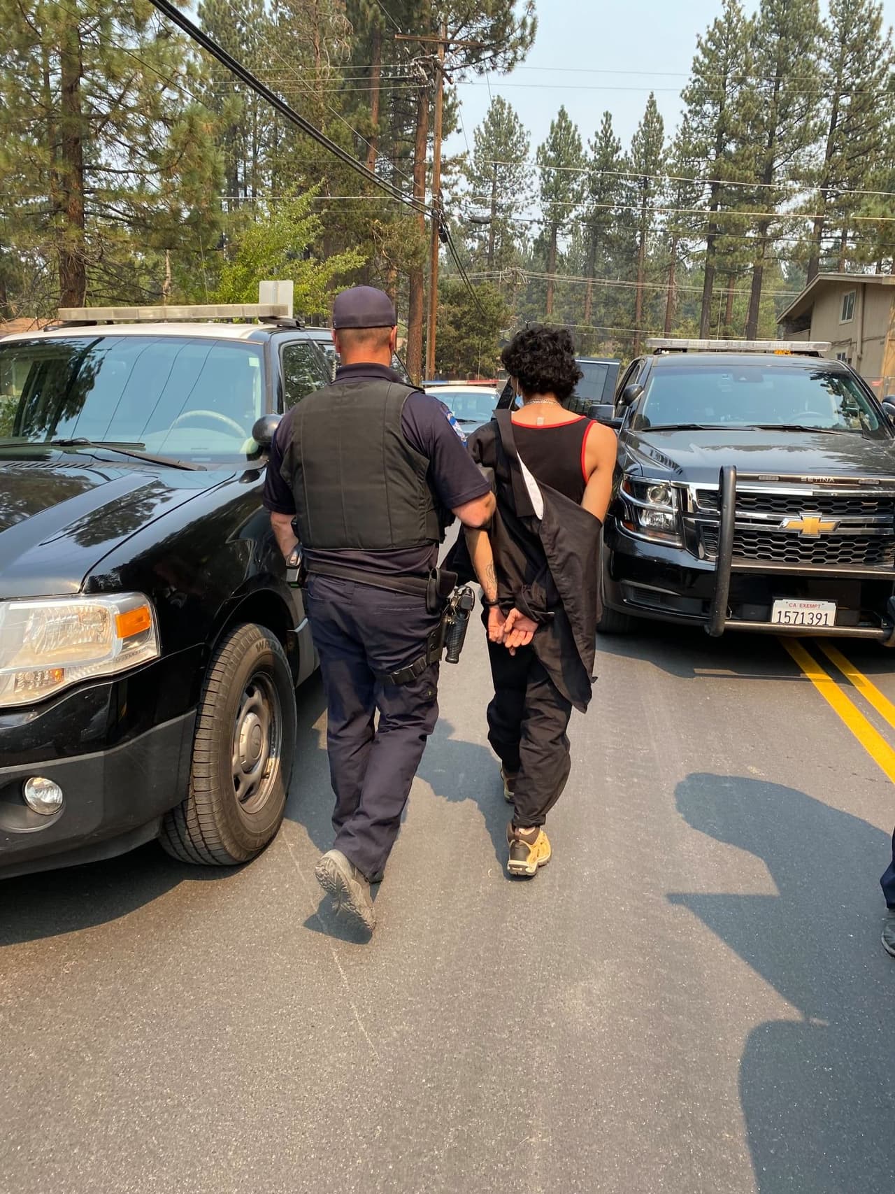 Dentro de unos minutos, alguaciles encontraron a un segundo hombre en el jardín de una casa en Herbert Avenue. Este hombre fue arrestado por saqueo, robo, posesión de herramientas para robar y no cumplir con una orden de evacuación.