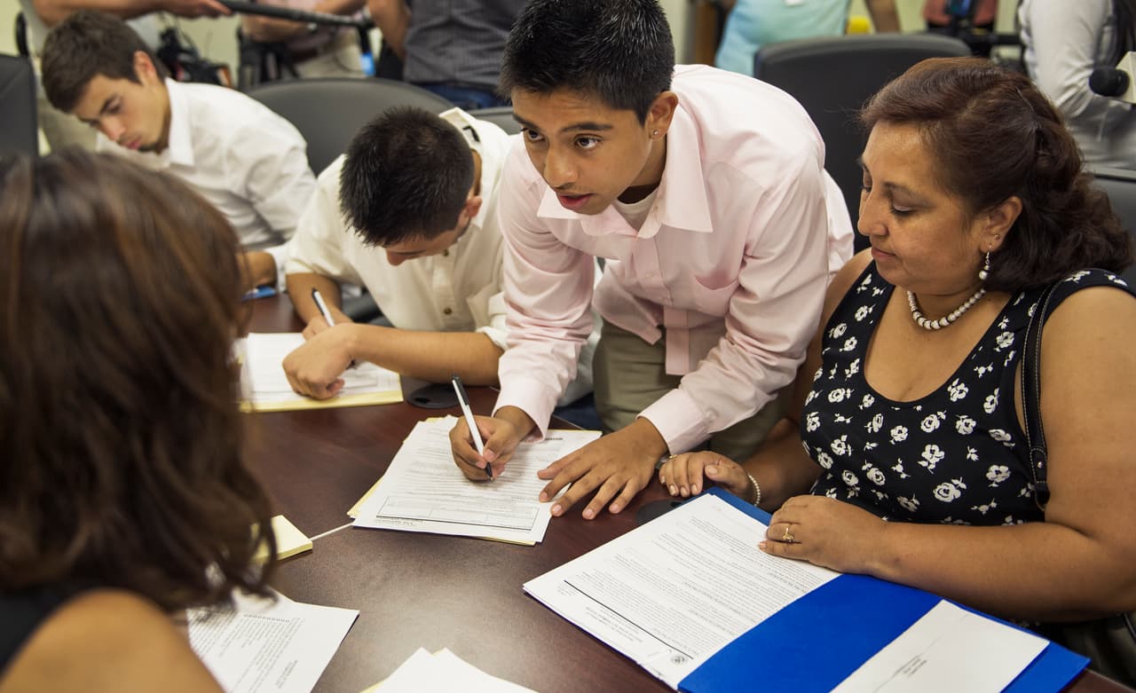 Grupo por control de inmigración se manifiesta en contra de ayuda para DREAMers