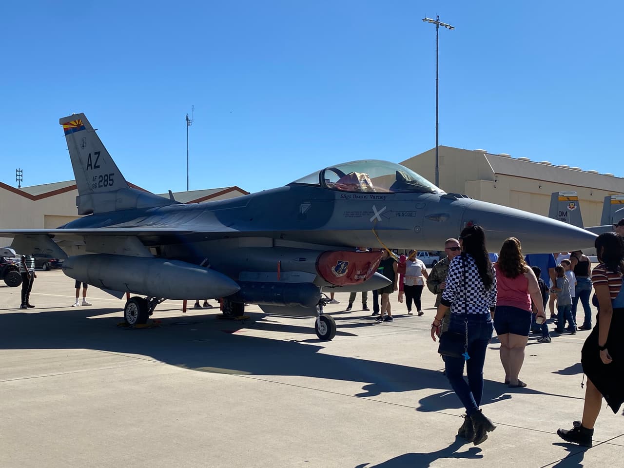 Oficiales de la Fuerza Aérea se encontraban en los aviones de guerra para explicar los procedimientos y permitir observar de cerca los controles durante el show del aire en la Base Aérea de EEUU Davis-Monthan en Tucson.