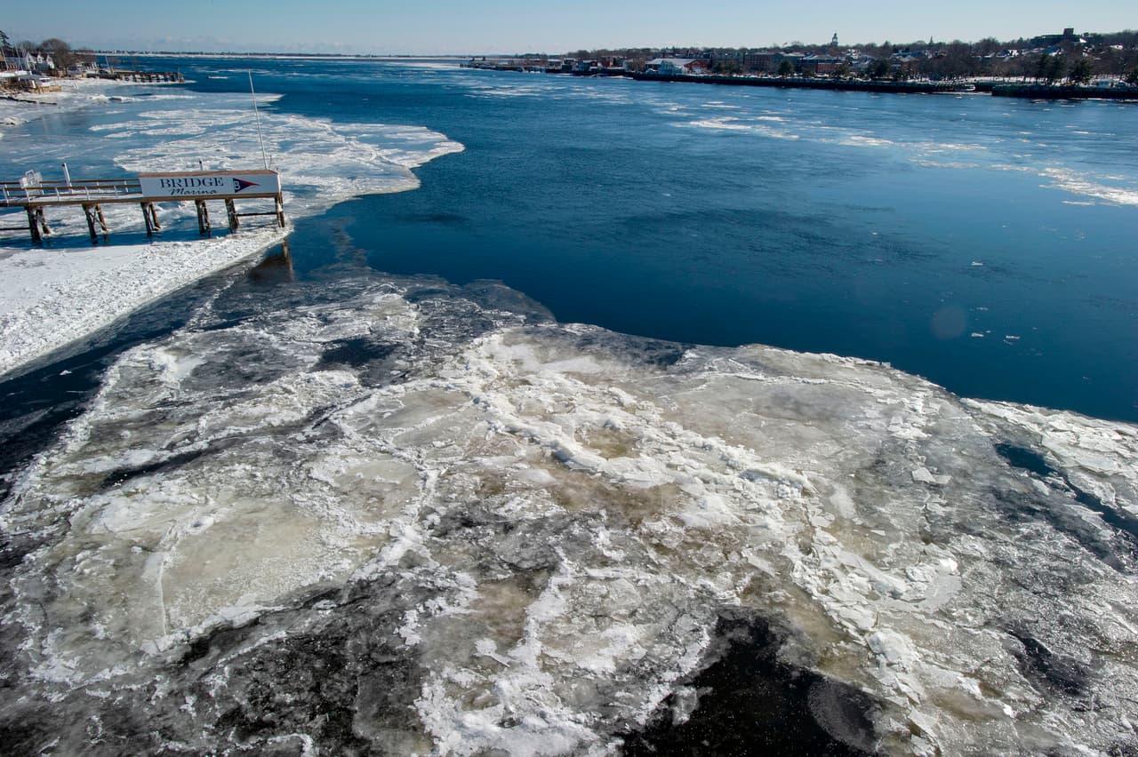 Bloques de hielo descienden por el río Merrimack hacia el océano Atlántico en Newburyport, Massachusetts. En ese estado se espera que las temperaturas alcancen los -15F y hasta los -20F en algunas zonas.