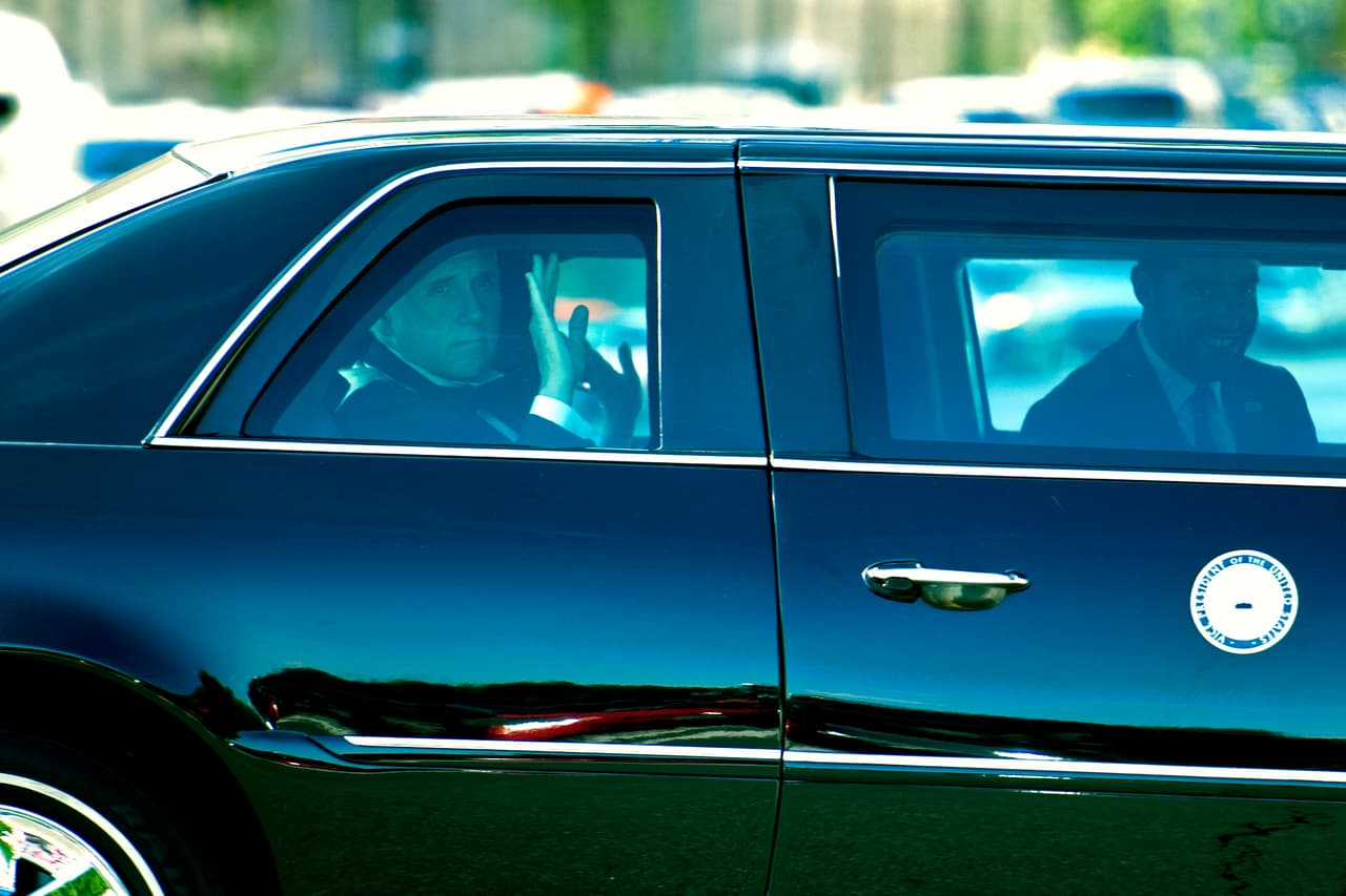 El vicepresidente Mike Pence a su llegada a la boda del secretario del Tesoro. Mnuchin se casó en el auditorio Mellon, la misma sala en la que el expresidente Bill Clinton firmó en 1993 el tratado comercial NAFTA, al que tanto se opone la administración Trump por considerar que resta empleos a los estadounidenses.