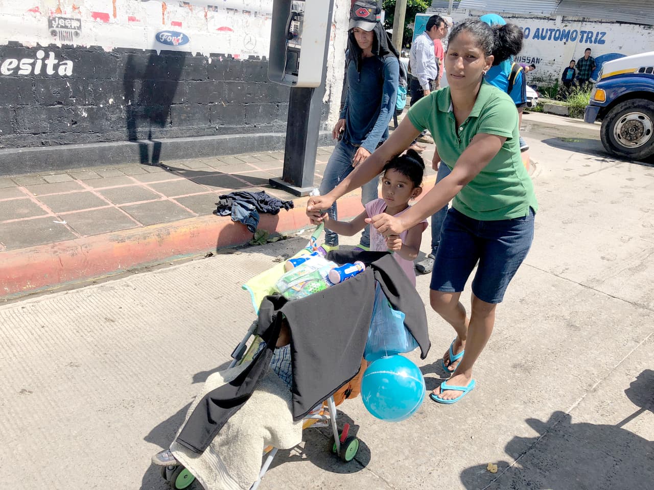“Sus papás los llevan en carritos o en hombros, pero no pueden más”.