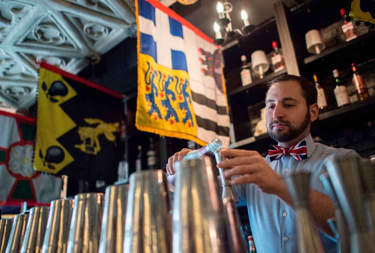 En el bar los recibe Zachary Faden para preparar uno de los 10 cocteles inspirados en el enlace.