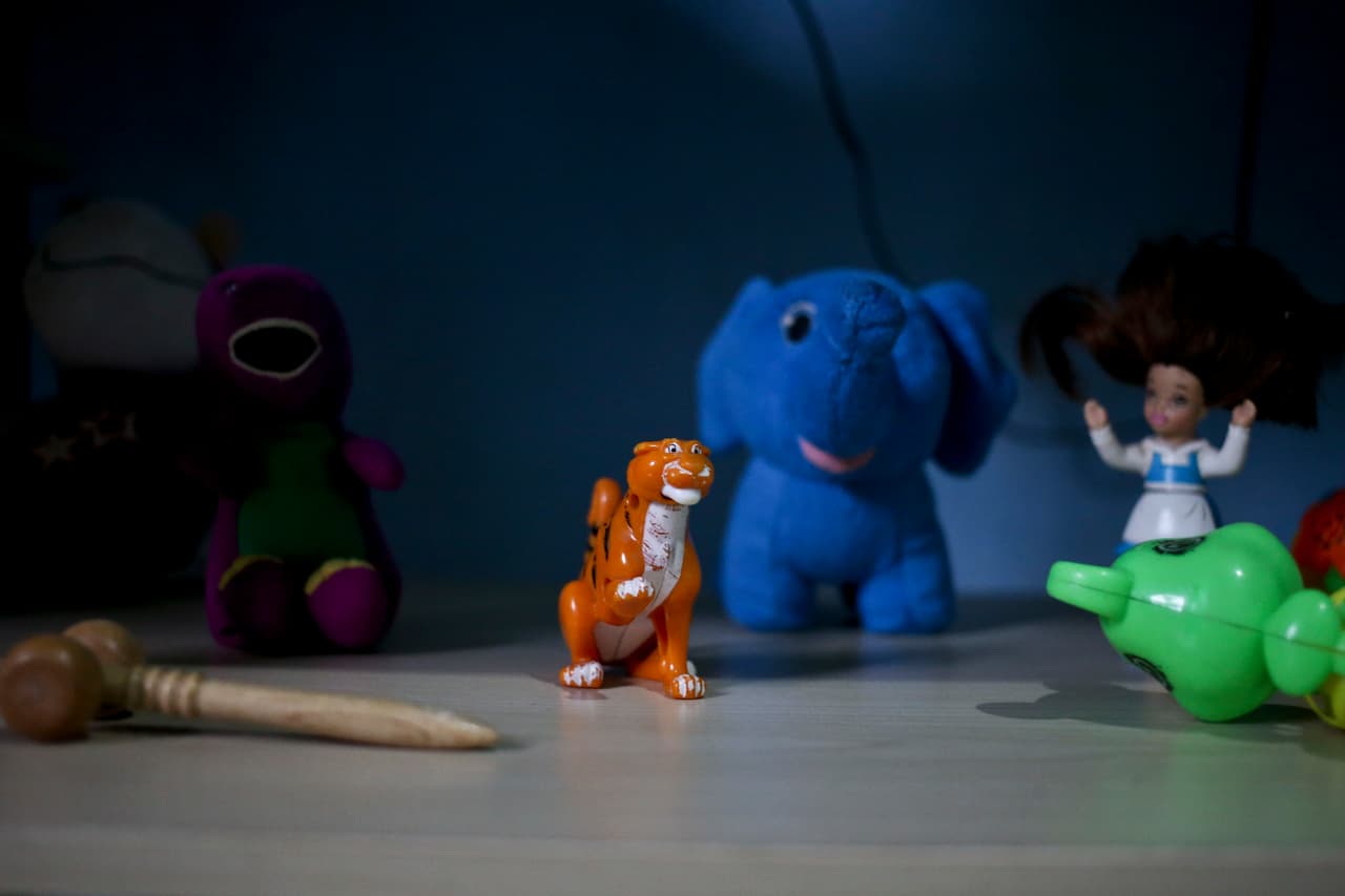 En la imagen, los juguetes que quedaron del pequeño Johan Bueso Montecinos en su casa en La Libertad, Honduras, luego de que su padre se lo llevara en una travesía que no tuvo éxito para llegar a Estados Unidos.