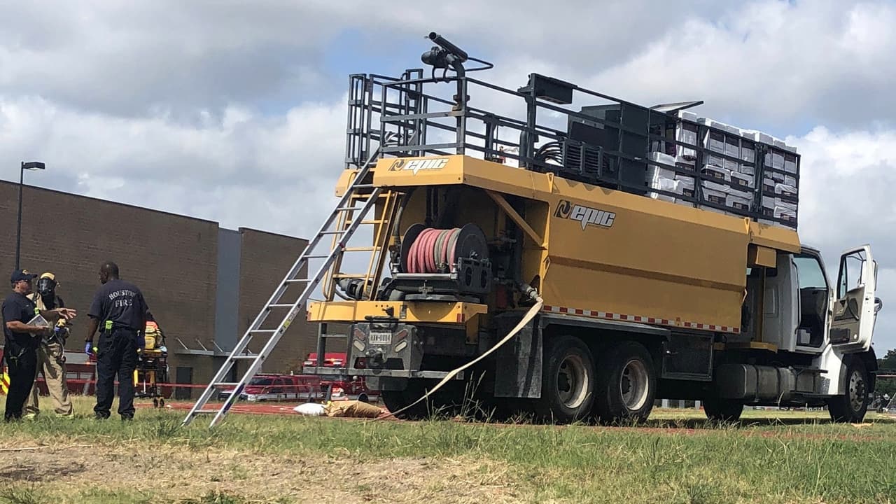 Mueren dos hombres en una preparatoria al suroeste de Houston tras incidente con un camión de trabajo