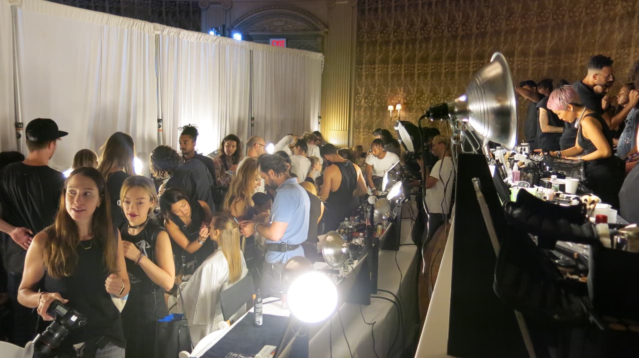 Los maquillistas y peinadores tienen que tener la capacidad de trabajar en espacios muy reducidos.