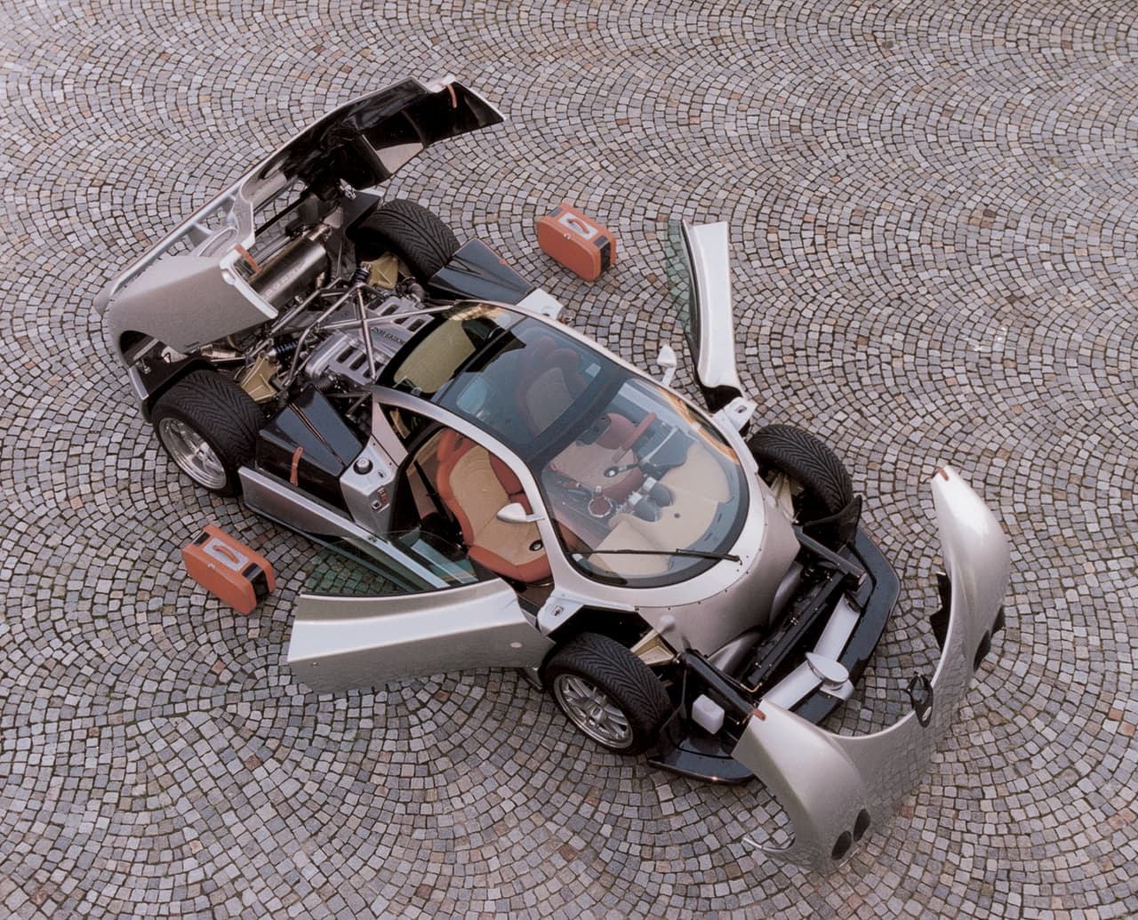 El segundo modelo de Pagani fue bautizado con el nombre del dios quechua y aymara de los vientos. El Huayra, hizo su debut a principios de 2011, con un precio inicial de 1 millón de dólares, motor V12 twin-turbo de 700 caballos de potencia. Capaz de acelerar hasta las 60 millas por hora en menos de 3 segundos y alcanzar una velocidad máxima de 238 mph (383km/h).
<br>