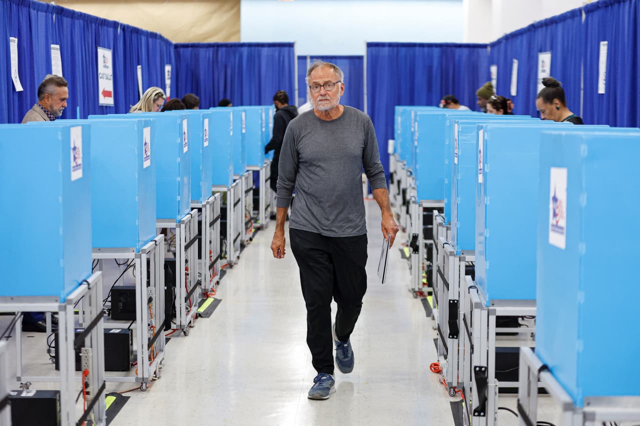 Funcionarios electorales de Illinois consideran comprar chalecos antibalas mientras combaten desinformación 