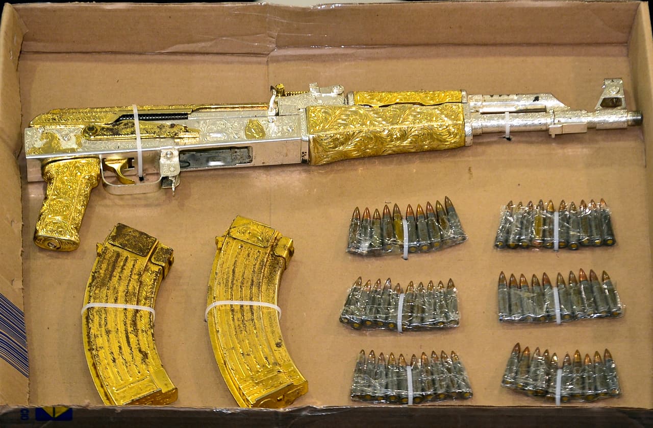 La captura de los narcotraficantes ha puesto en muestra también la 'personalización' de sus armas con oro y piedras preciosas. En 2012, la detención de 'El Molca' en México DF puso en muestra su rifle AK-47 recubierto en oro.