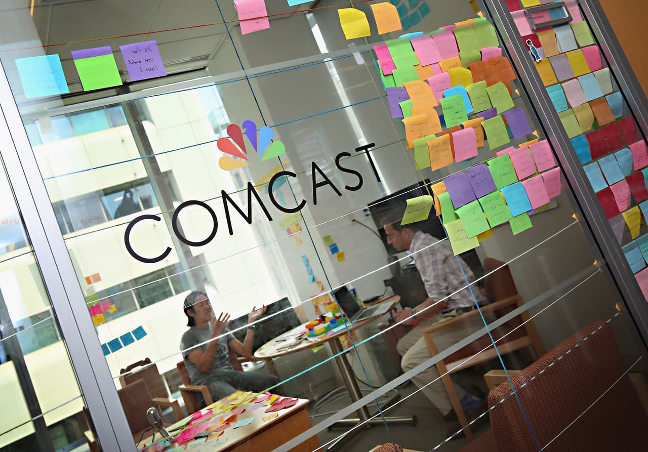 El número 
<b>15 </b>de la lista lo ocupa
<b> Comcast</b>. 24/7 WallSt. reconoce que la industria de los servicios de internet, teléfono y televisión por cable es una de la que más descontenta tiene a sus clientes. Pero en esta lista, Comcast se ha llevado la peor posición entre sus rivales. Y, aunque no es algo nuevo (la empresa encabezó el ránking como la más odiada el año pasado), el 47% de los clientes que respondieron a la encuesta que 24/7 Wall St. hizo en asociación con Zogby's reportaron una mala experiencia con la compañía.