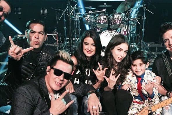 El grupo Matute mostrando su lado 'rockero' al lado de Paty y Max Cervantes.