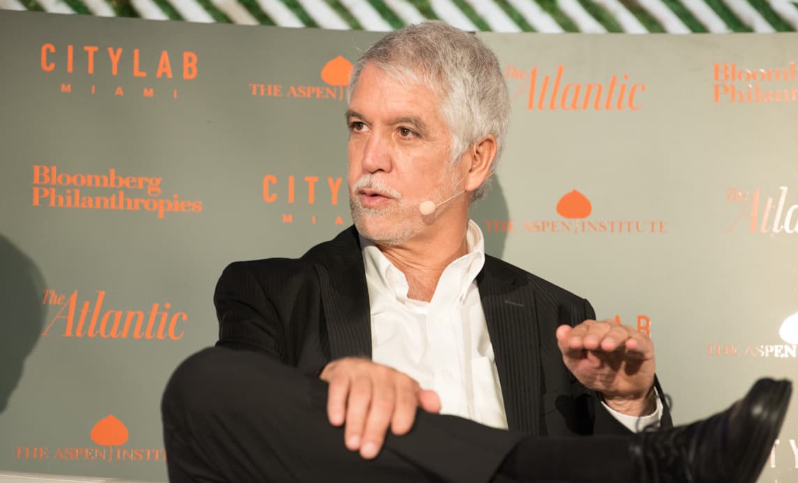 El alcalde de Bogotá defiende su política de mano dura contra el crimen organizado