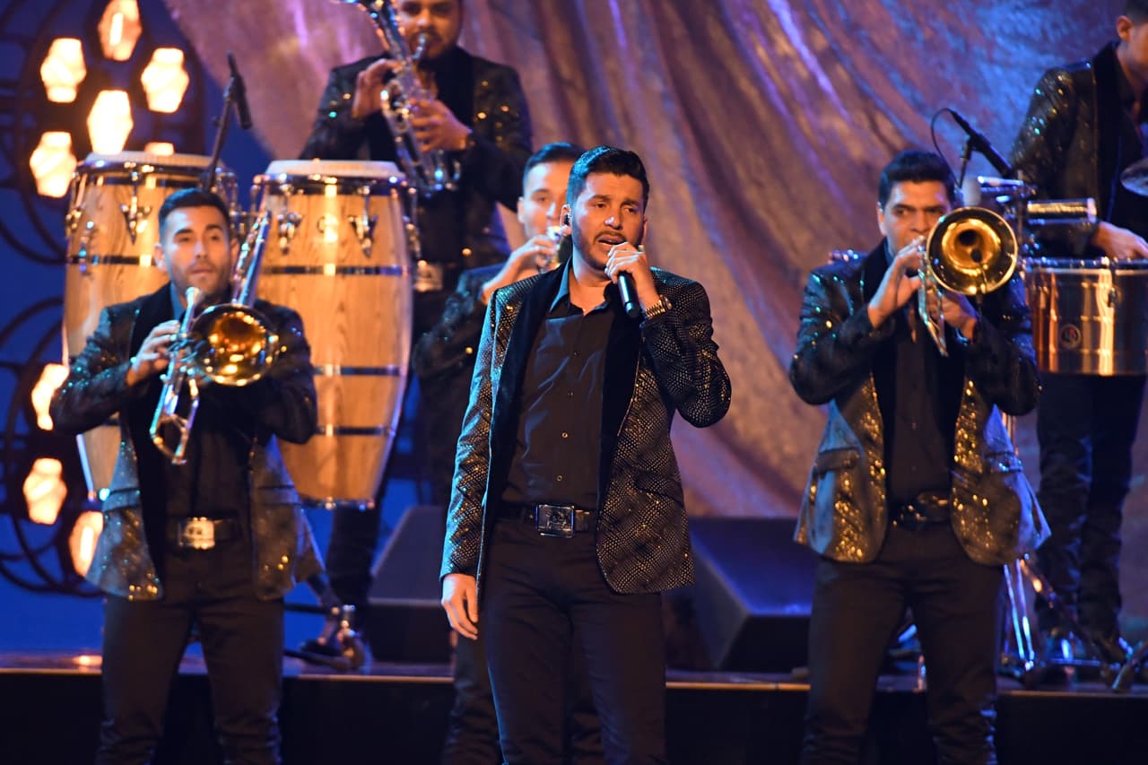 La Banda Los Recoditos interpretó 'Te Darán Ganas de Verme' con gran sabor norteño.