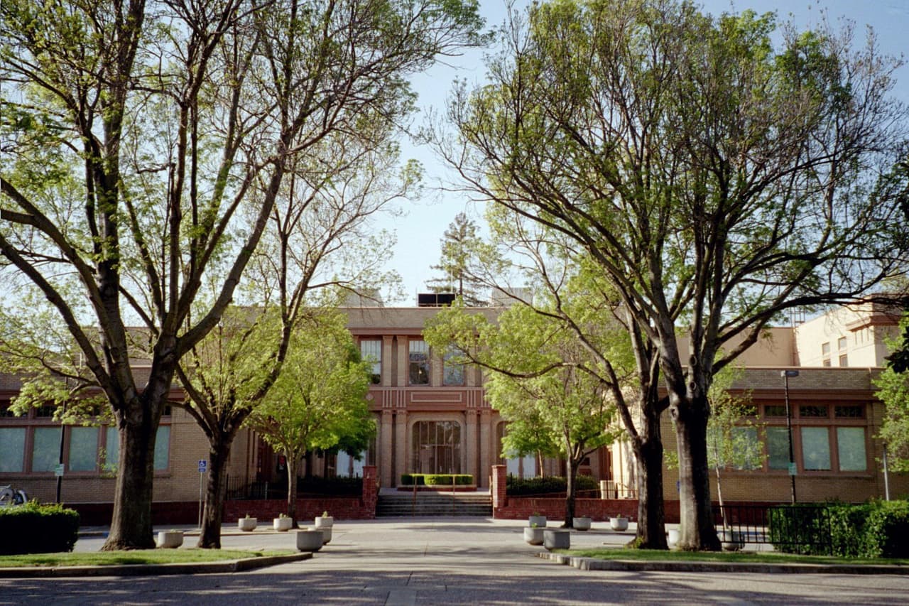 <b>Martínez</b>, en el condado de Contra Costa, se ubica en el lugar 36.
<br>
<br>
<b>Población:</b> 38,619
<br>
<b>Salario promedio: </b>$98,102
<br>
<b>Tasa de crimen violento: </b>1.40 por cada mil habitantes
<br>
<b>Tasa de crimen a la propiedad: </b>16.03 por cada mil habitantes
<br>