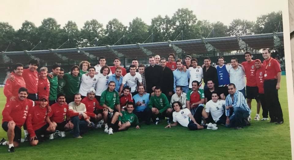 Para el Mundial de futbol en Alemania 2006, la Banda El Recodo fue invitada por la Federación Mexicana de Futbol para ser la agrupación musical oficial del 'Tri'. Aquí los integrantes en la foto del recuerdo junto a los seleccionados aztecas.