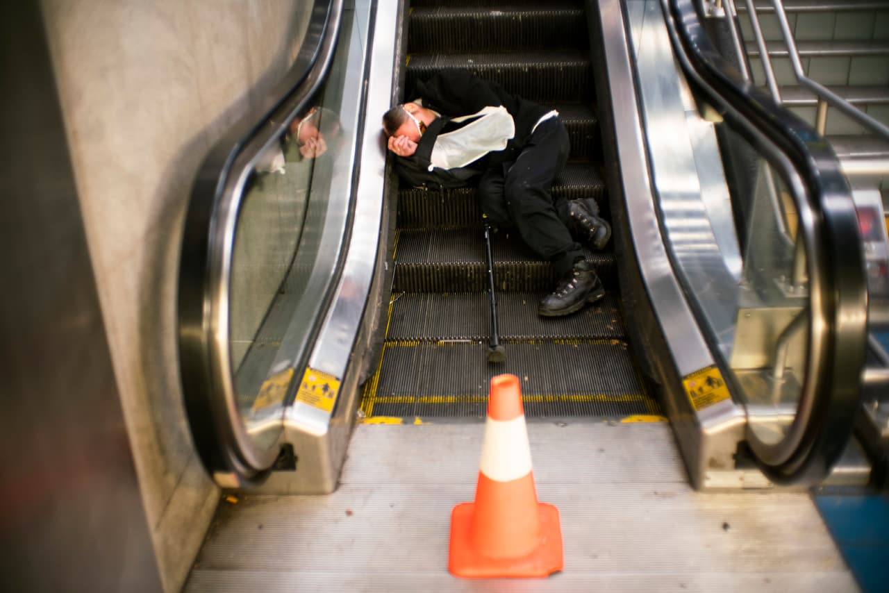 Limpieza del metro durante la madrugada deja a más de 250 indigentes sin techo