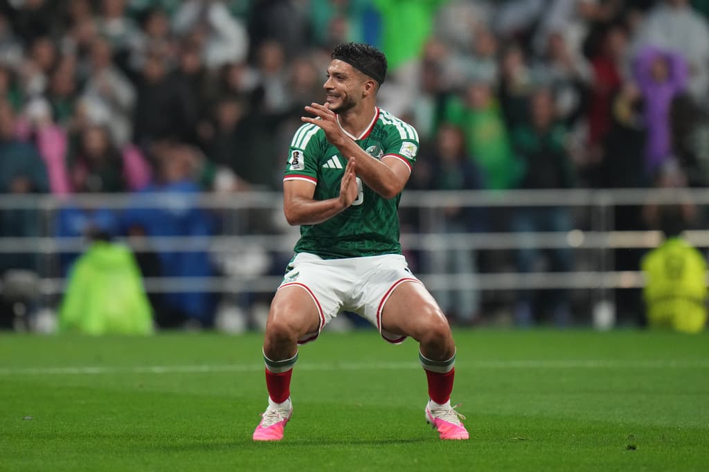 Raúl Jiménez pide una falta en el medio campo.