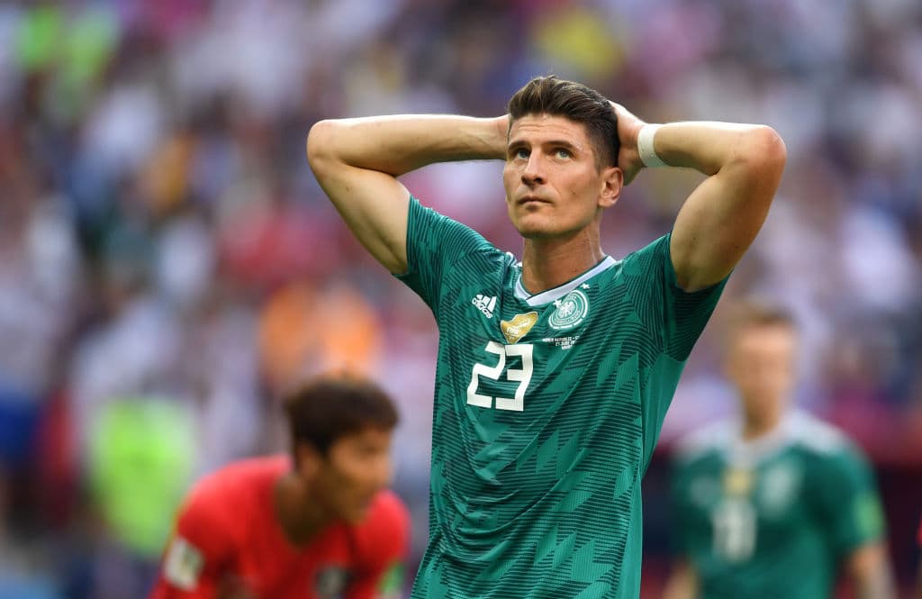 El talentoso delantero alemán conocido por su etapa en el Bayern Múnich donde anotó 113 goles en 174 partidos decidió colgar los botines a sus 34 años y con 8 títulos colectivos.