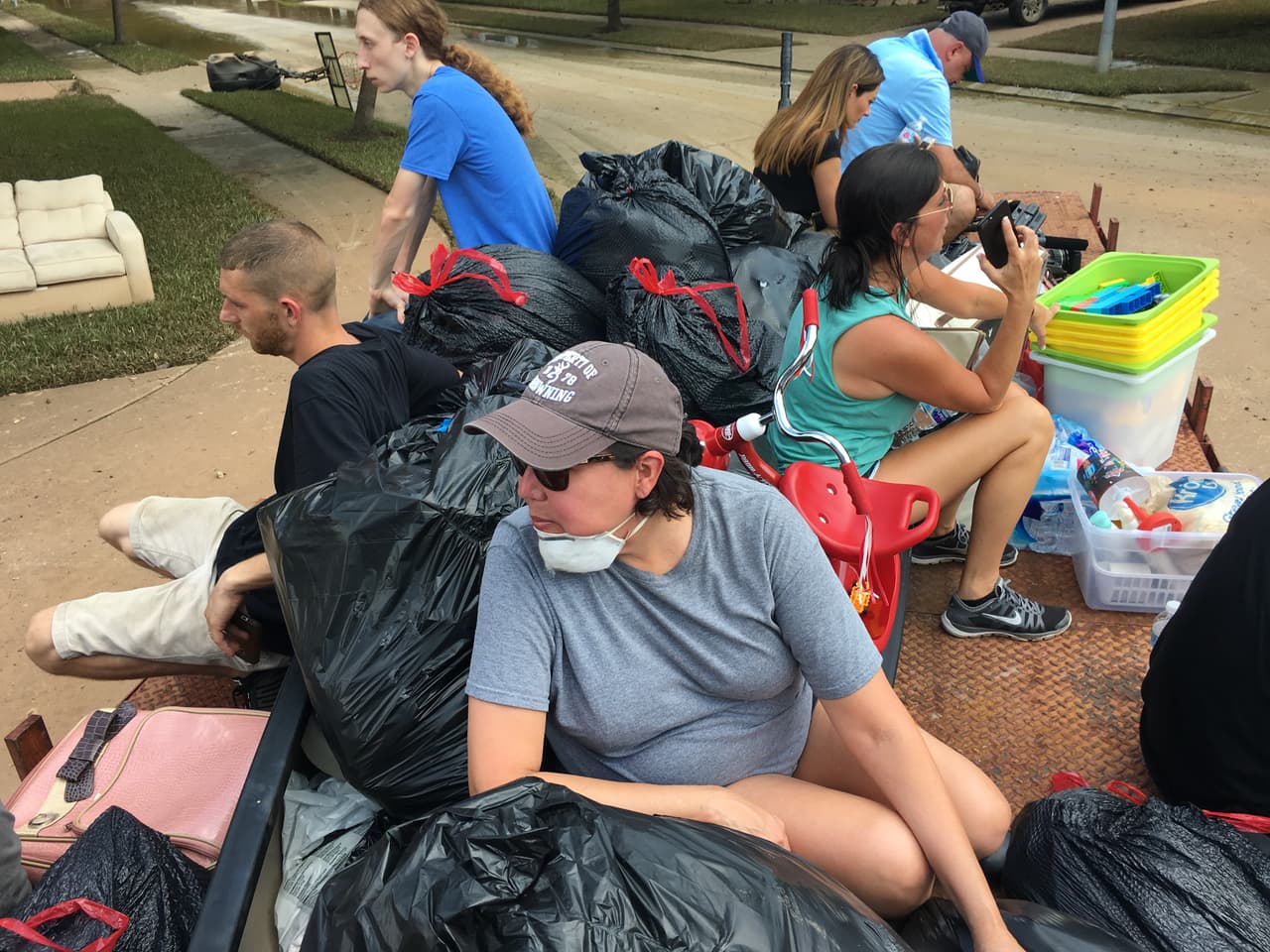 Cindy Ramírez, quien regresó a su casa en Canyon Gate para buscar algunas medicinas y verificar el estado de su propiedad, fue una de las pasajeras del camión que auxilió a varios residentes varados en las calles inundadas.