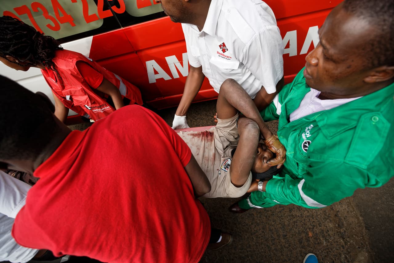 El otro grupo barrió el restaurante con disparos. Finalmente, los militantes se refugiaron en el piso superior del hotel y dispararon a los que huían. En la imagen se observa a un miembro de las fuerzas de seguridad de Kenia que resultó herido en la balacera.