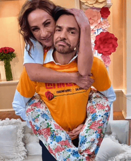 Consuelo Duval no dudó en sumarse al festejó y publicó esta fotografía en compañía de una divertida dedicatoria para quien fuera su esposo en La Familia P. Luche. "Feliz cumpleaños “Alimaña destripada” tejón de coladera... Cucaracha de cocina económica... y el mejor amigo y maestro de vida... Gracias por cargarme tantos años en tu espalda y por soltarme para demostrarte que aprendí de los mejores (para que no se me sientan los otros cuatro amores que tengo) Eres el mas transtornado de todos los directores que he tenido.. y el mejor del universo... Qué bueno que naciste Eu”genio” (En tu nombre llevas la penitencia🤪) Que Hermosa FAMILIA han formado. Que orgullo y que Honor ser tu amiga!! Te amo kkita🎉🎉🎉🎉🎉HappyBirhdayEugenioBerdez😂😂🤪🤪😜", escribió.