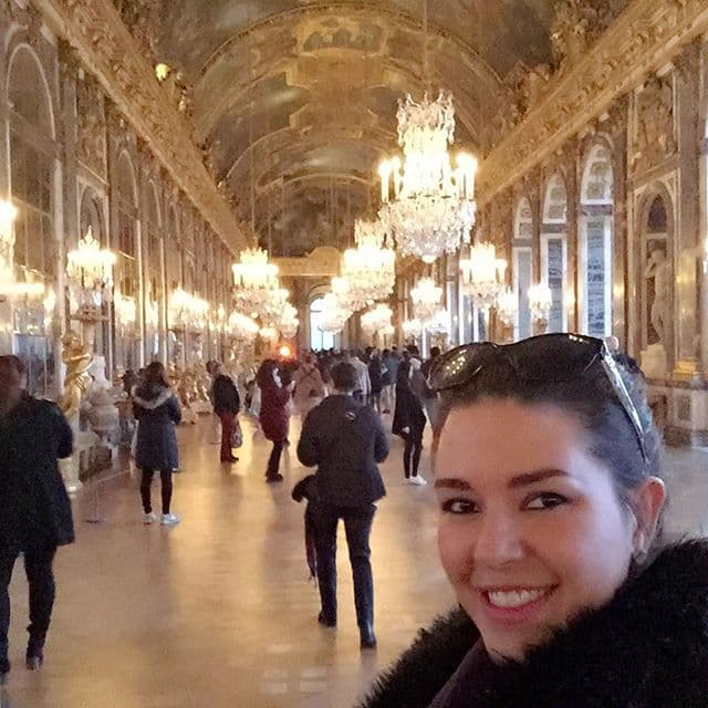 Se nota que la artista está extasiada con el Museo de Louvre y el Palacio de Versalles, que seguro quedó inspirada para sus planes en 2016.