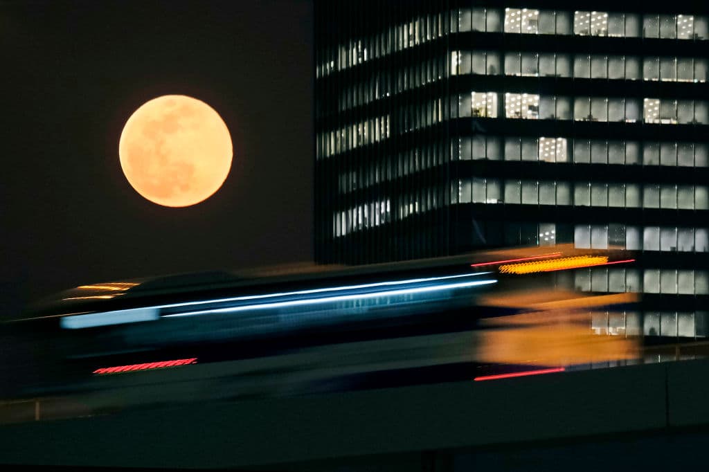 Superluna detrás de un edificio en Tokio, el 8 de abril de 2020.