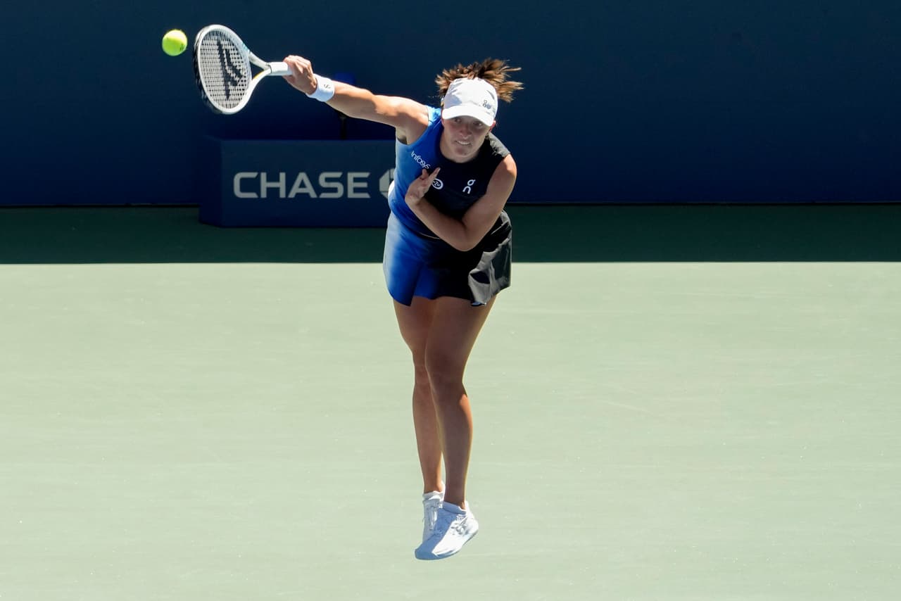 La polaca Iga Swiatek superó fácilmente a la eslovena Kaja Juvan por 6-0 y 6-1 durante la tercera ronda del Abierto de Tenis de Estados Unidos, el viernes 1 de septiembre de 2023, en Nueva York.