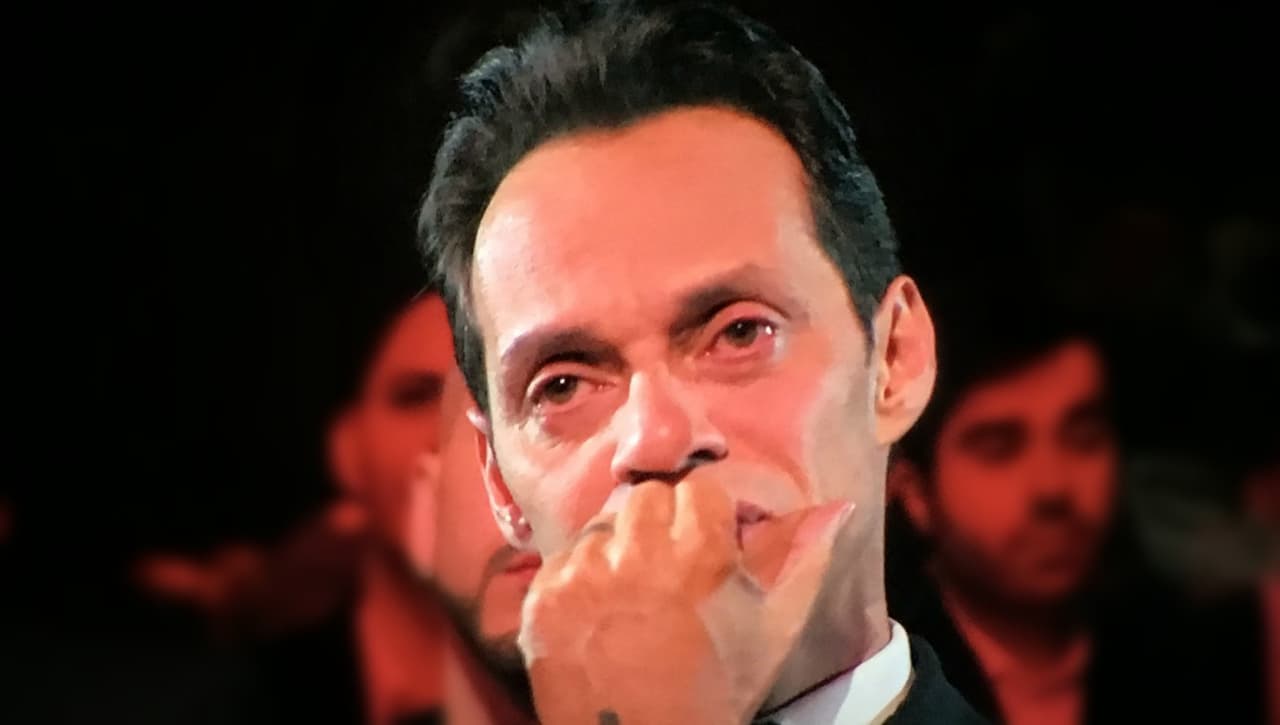 Con su novia de la mano, Marc Anthony llega al hospital donde está su madre