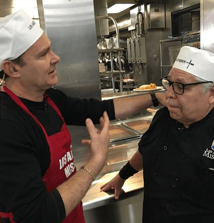 Alan Tacher visitó ‘Los Ángeles Mision’ para repartir comida y brindar esperanza junto a gente con un enorme corazón.
<br>