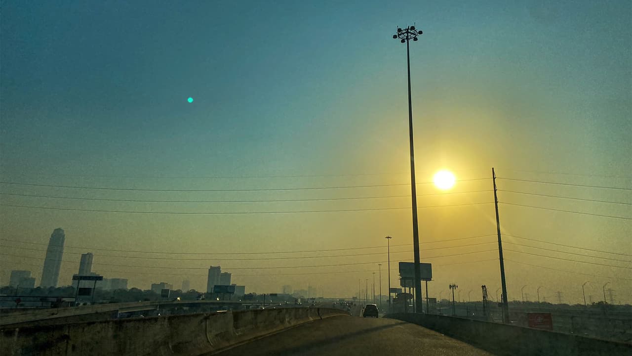 ¿Huele a quemado? Estas son las razones por las que Houston amanece con humo en el cielo